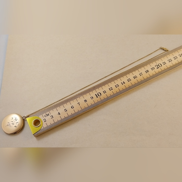 Elegant Gold Pendant Necklace - Picture 4 of 16